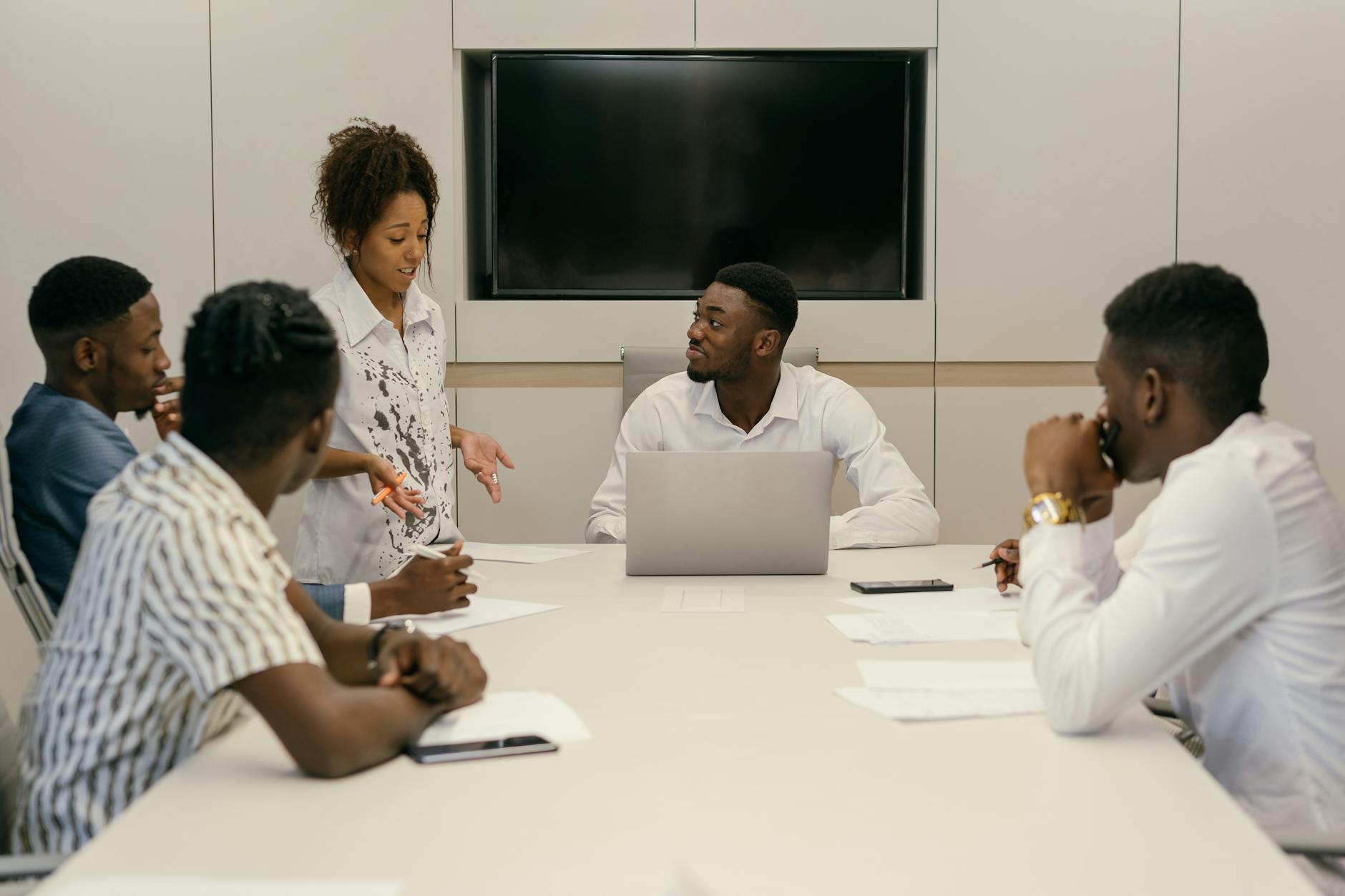 coworkers brainstorming together